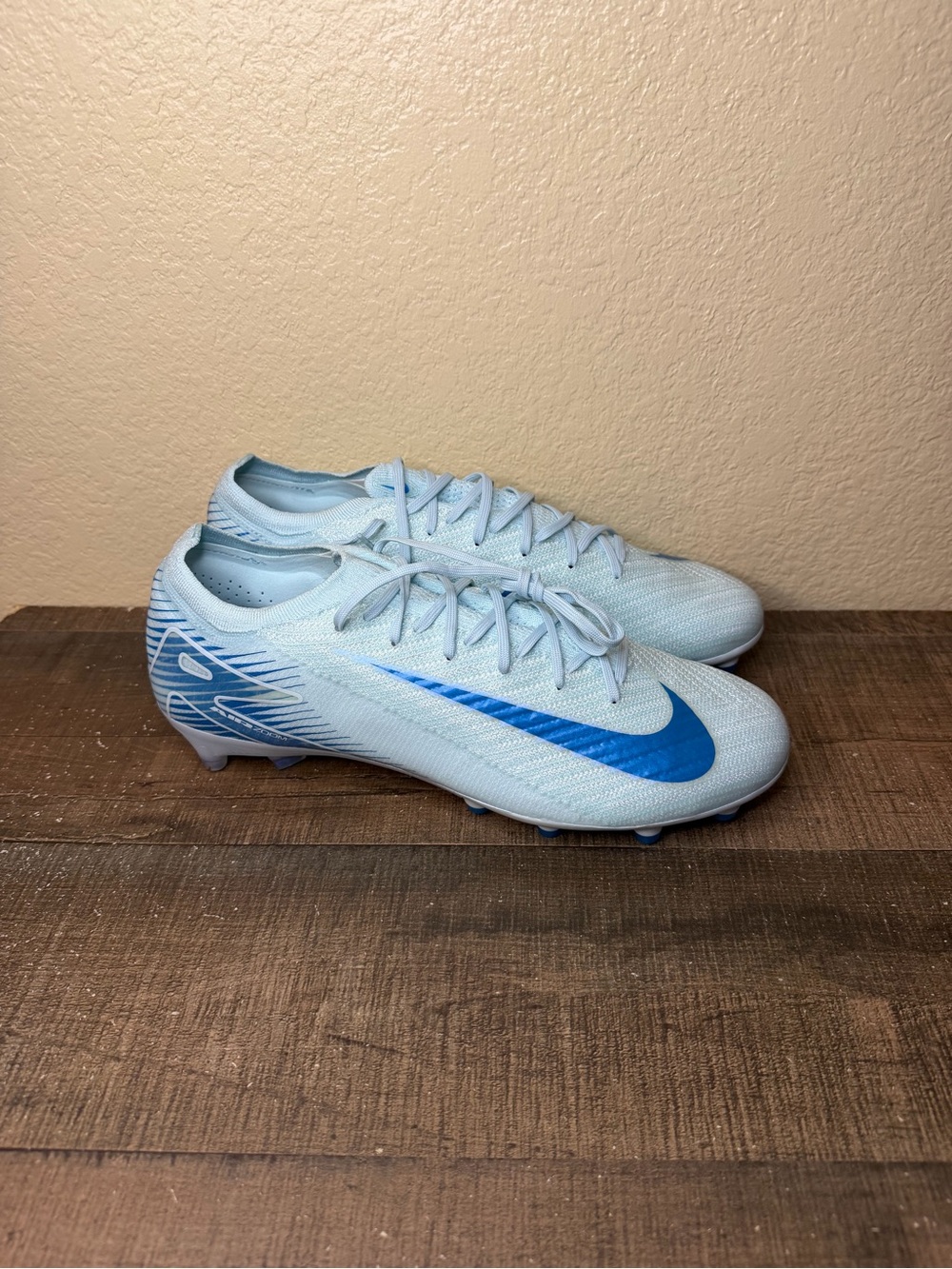 Nike Zoom Mercurial Vapor 16 Elite AG Pro Soccer Cleats.
- Size 10 Men.